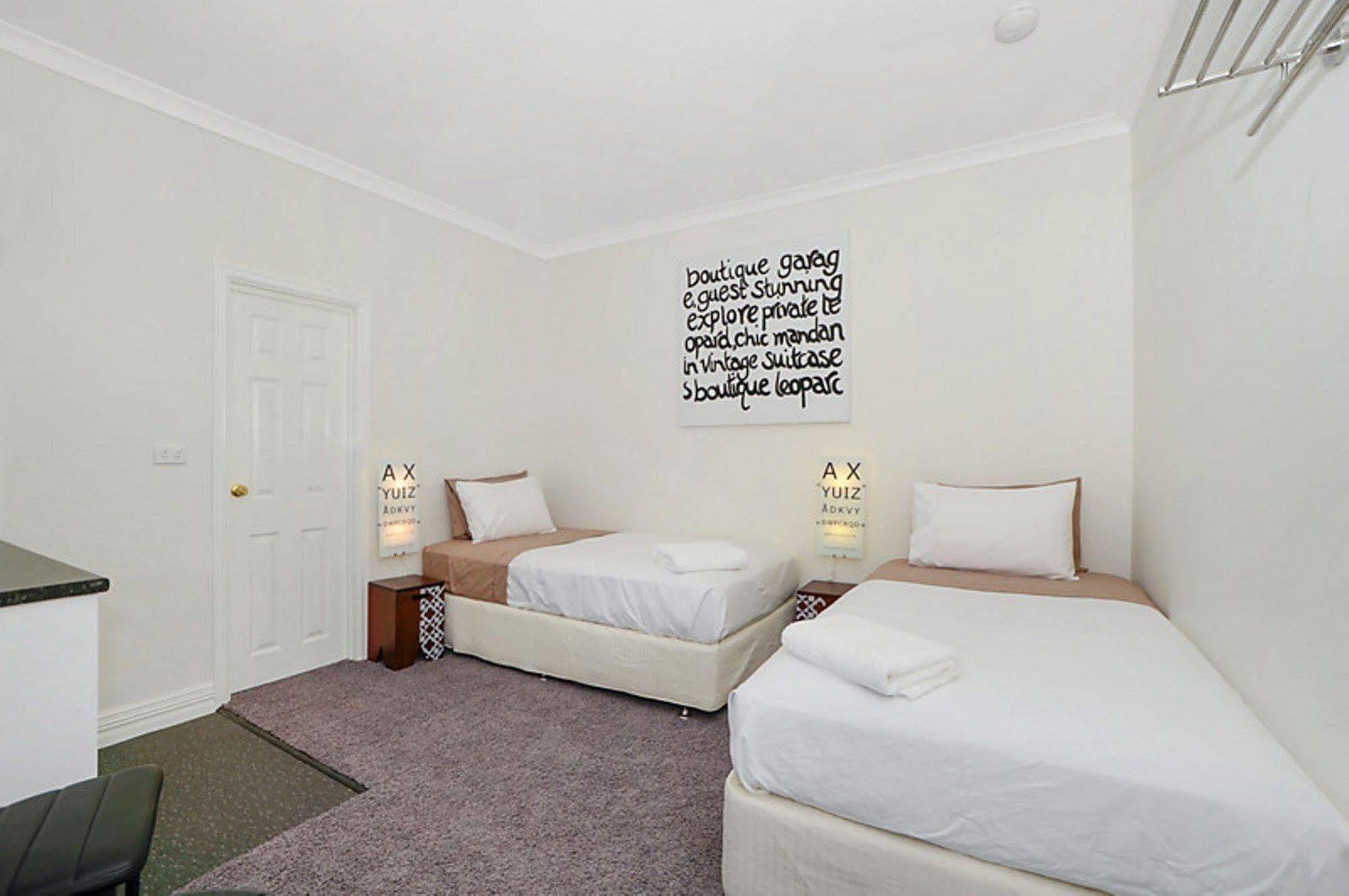 Suites On Avon York Esterno foto