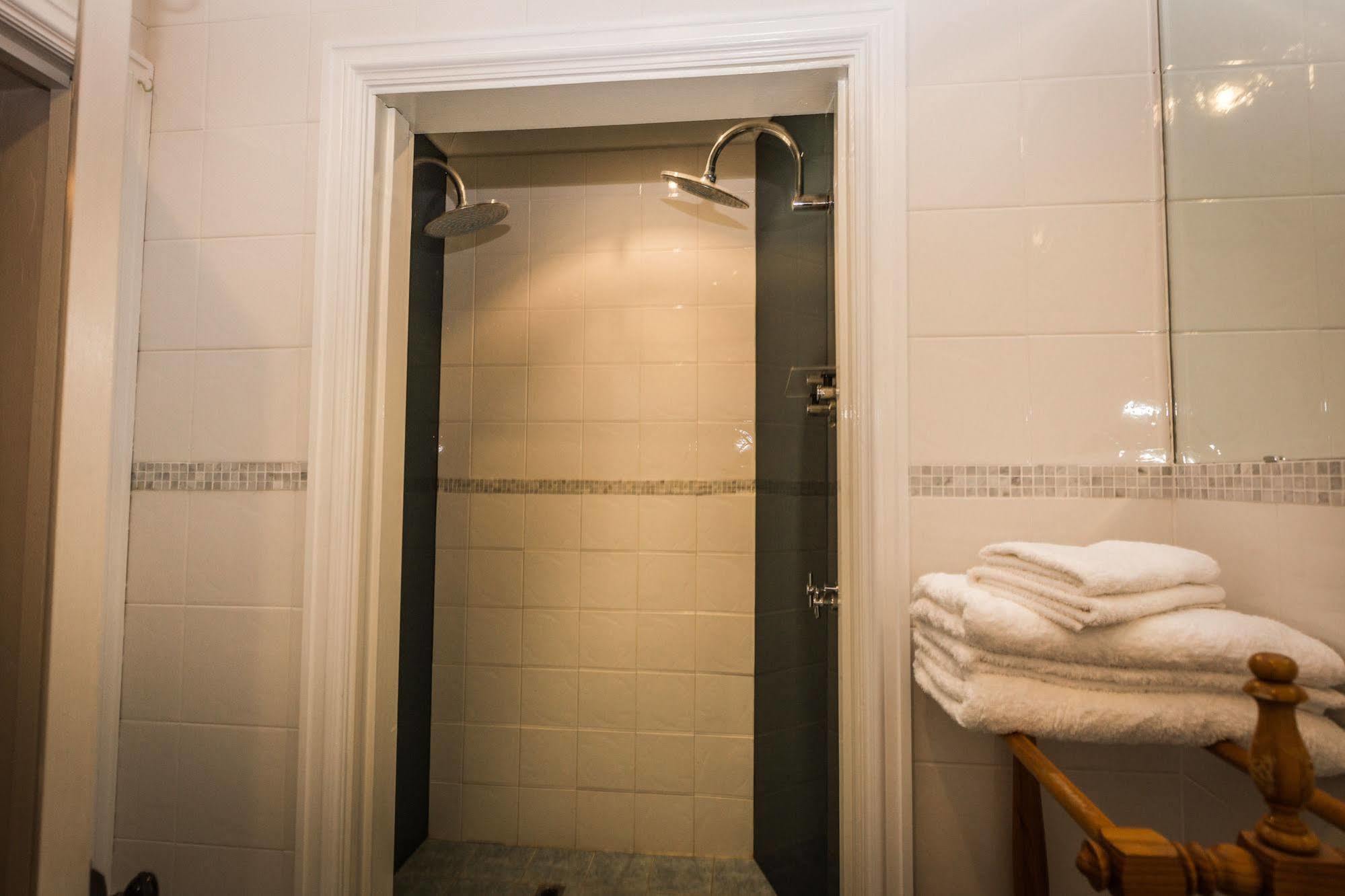 Suites On Avon York Esterno foto